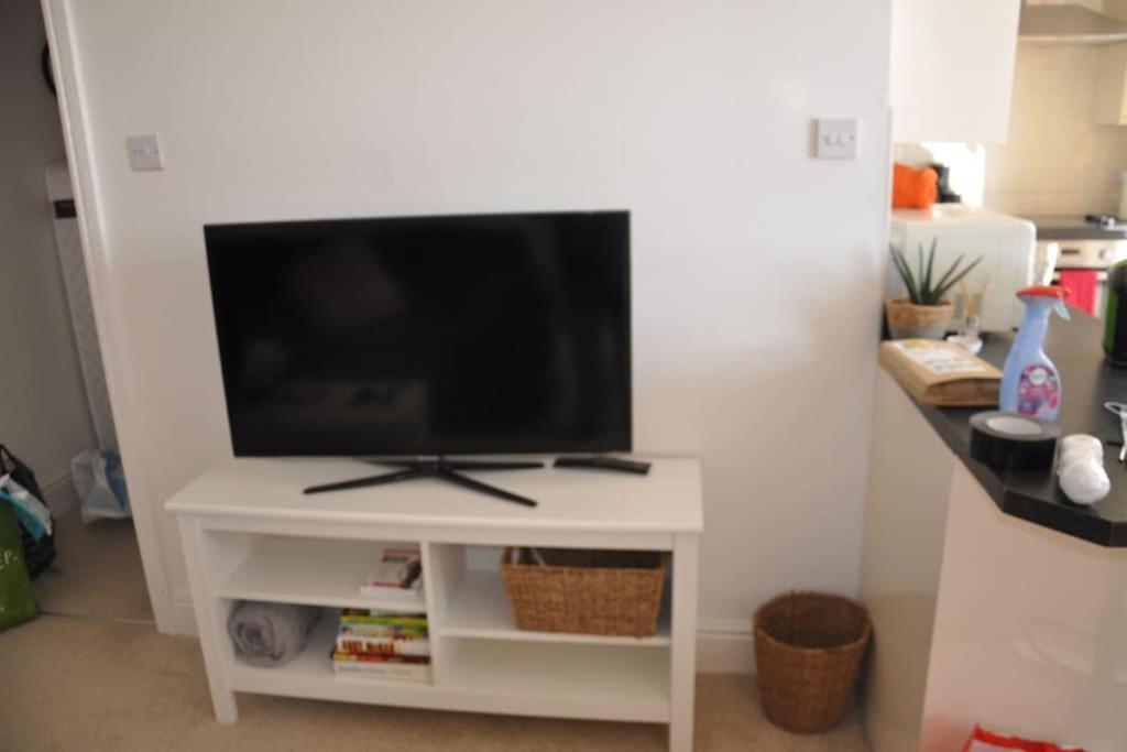 Modern Flat With Island Views In Heart Of Тенбі Екстер'єр фото