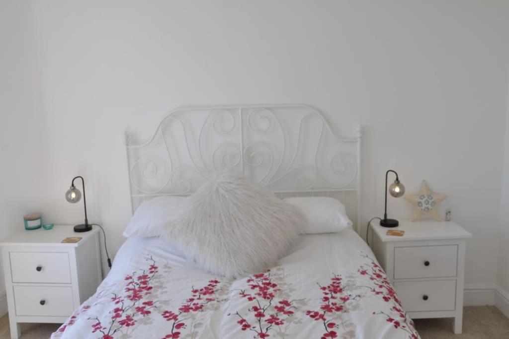 Modern Flat With Island Views In Heart Of Тенбі Екстер'єр фото