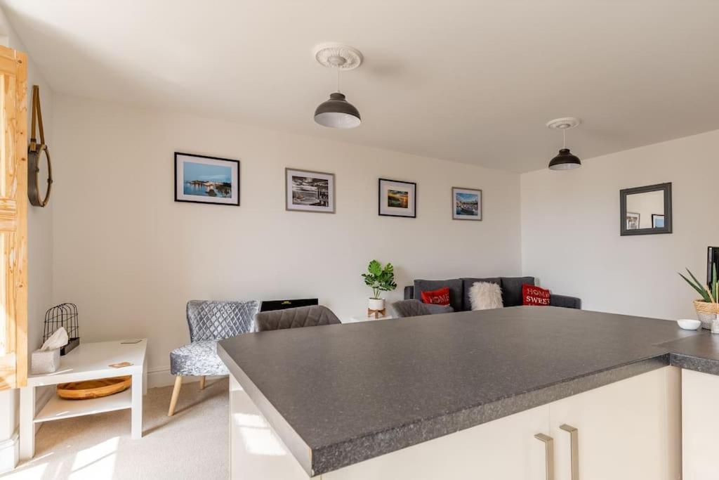 Modern Flat With Island Views In Heart Of Тенбі Екстер'єр фото