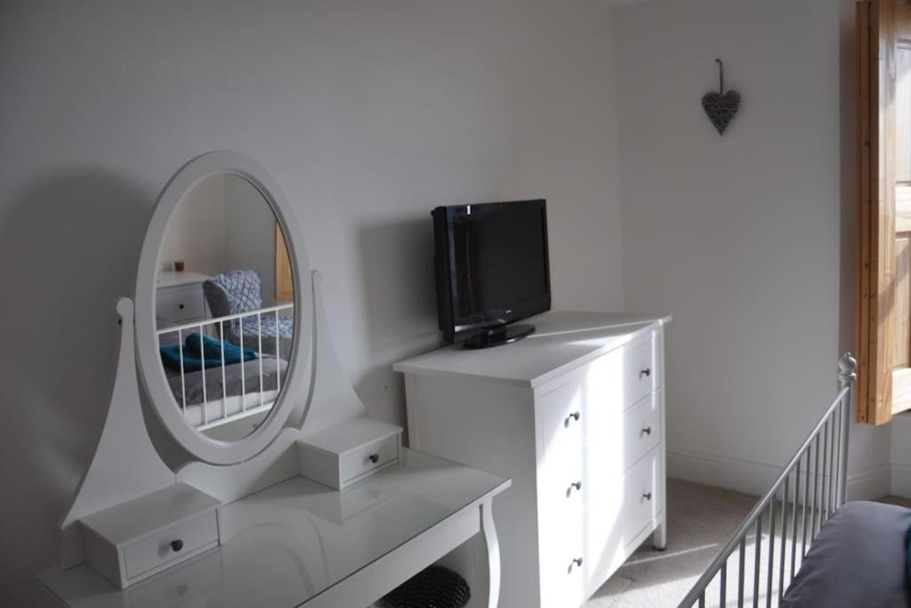 Modern Flat With Island Views In Heart Of Тенбі Екстер'єр фото