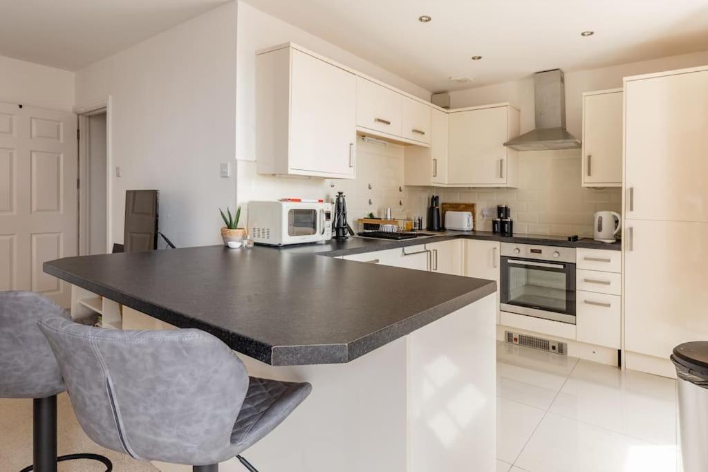 Modern Flat With Island Views In Heart Of Тенбі Екстер'єр фото